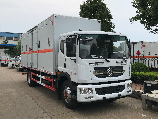 東風(fēng)D9易燃?xì)怏w廂式運(yùn)輸車(chē)