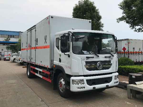 東風(fēng)D9易燃液體廂式運(yùn)輸車