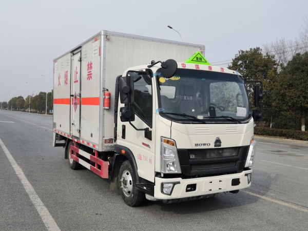 重汽悍將藍(lán)牌易燃固體廂式運輸車