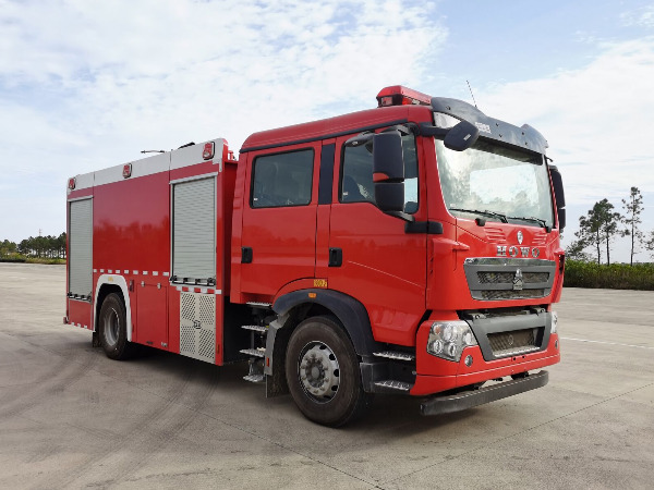 重汽豪沃8噸消防車(chē)
