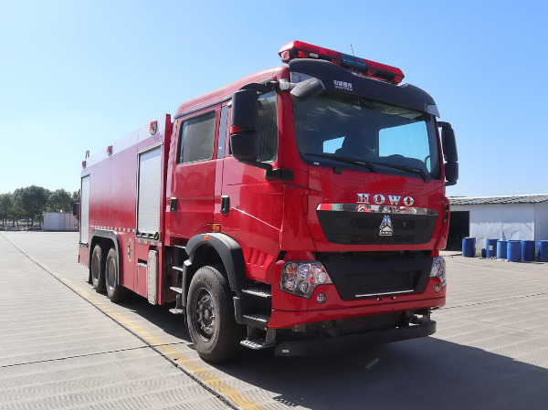 重汽12噸水罐消防車(chē)