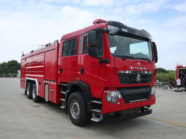 重汽18噸水罐消防車(chē)
