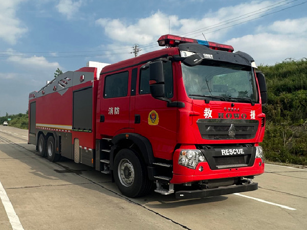 重汽15噸泡沫消防車(chē)