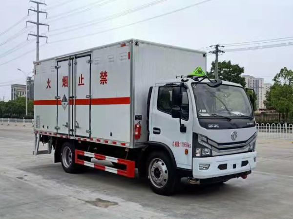 東風(fēng)5米2雜項(xiàng)物品廂式運(yùn)輸車(chē)