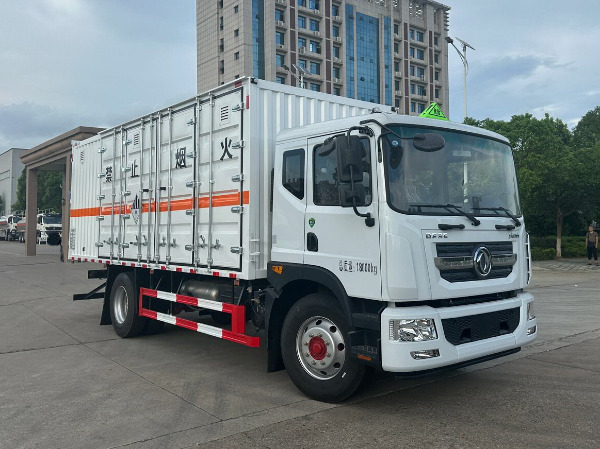 東風(fēng)D9雜項(xiàng)物品廂式運(yùn)輸車(chē)