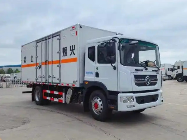 東風(fēng)D9腐蝕性物品廂式運輸車