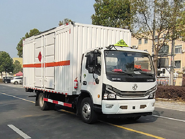 東風(fēng)5米2易燃液體廂式運(yùn)輸車