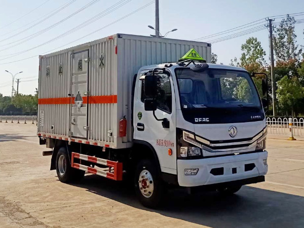 東風(fēng)5噸雜項(xiàng)物品廂式運(yùn)輸車(chē)