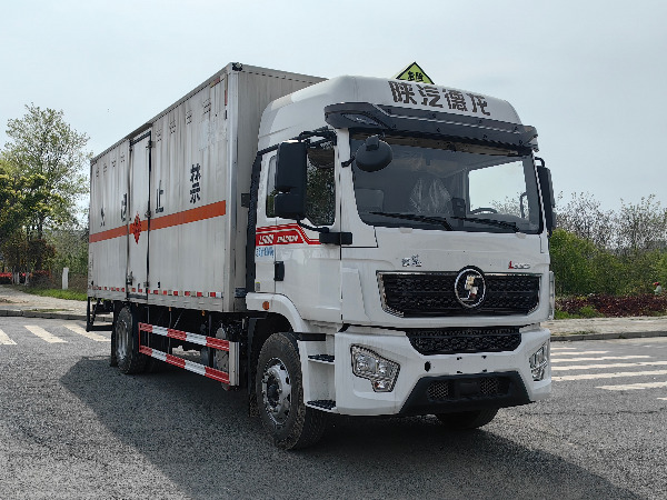 陜汽德龍易燃?xì)怏w廂式運(yùn)輸車(chē)