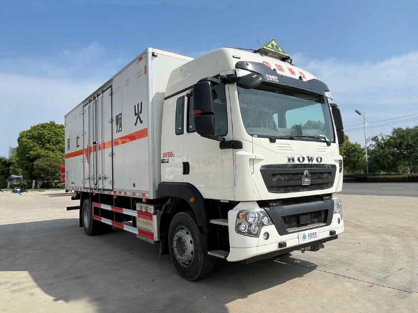 重汽豪沃易燃?xì)怏w廂式運(yùn)輸車(chē)