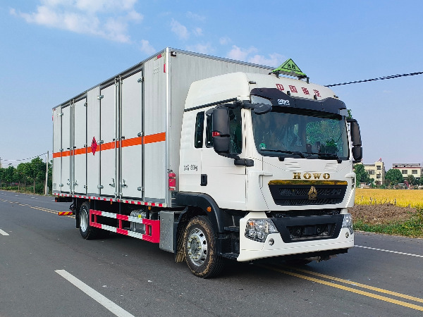 重汽豪沃易燃液體廂式運(yùn)輸車