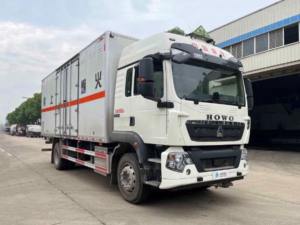 重汽豪沃雜項(xiàng)物品廂式運(yùn)輸車(chē)