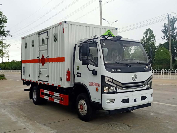 東風(fēng)5噸易燃?xì)怏w廂式運輸車