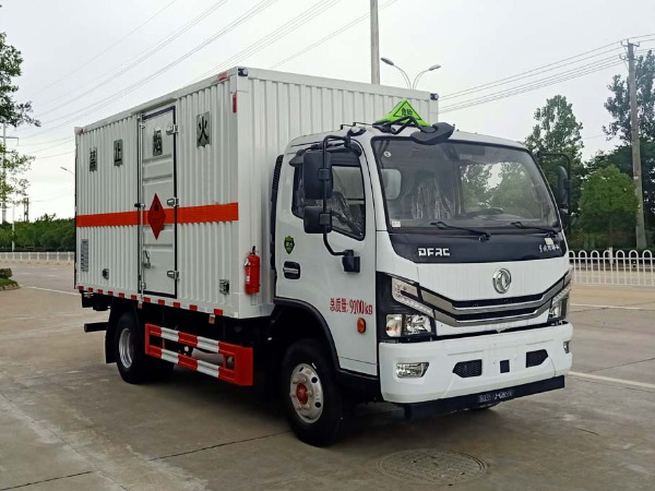 東風(fēng)5噸易燃液體廂式運(yùn)輸車
