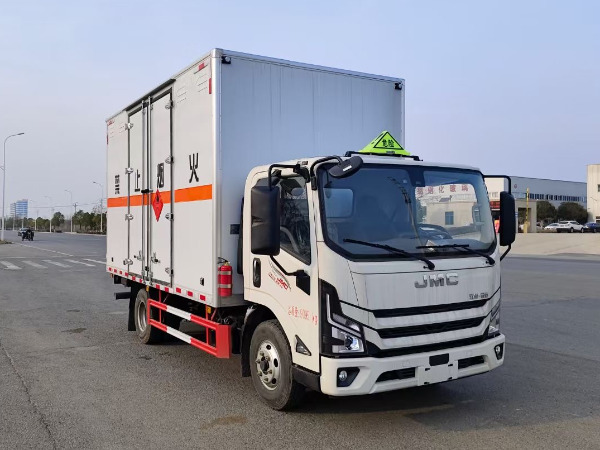 江鈴5噸易燃?xì)怏w廂式運(yùn)輸車(chē)