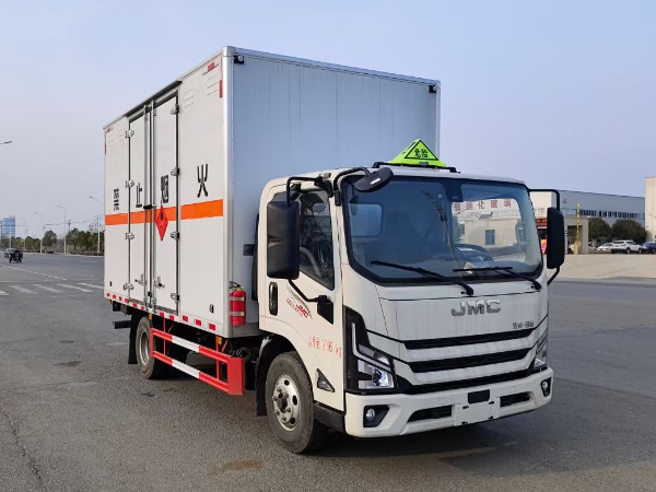 江鈴5噸易燃液體廂式運(yùn)輸車