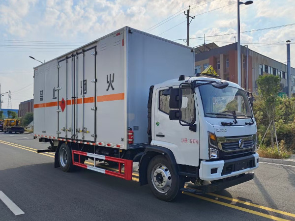 東風(fēng)凱普特易燃?xì)怏w廂式運(yùn)輸車(chē)