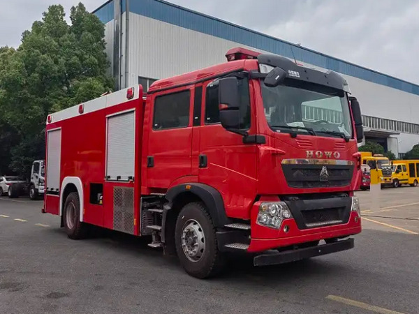 重汽豪沃8噸泡沫消防車(chē)