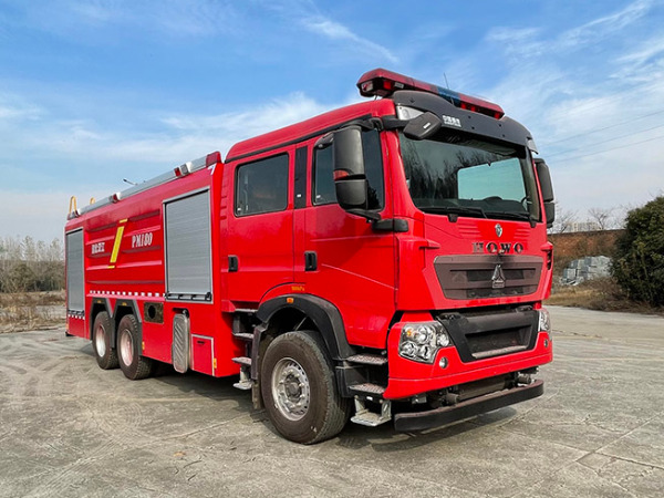 重汽豪沃12噸泡沫消防車(chē)