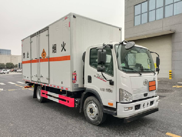 解放5米5煙花爆竹運(yùn)輸車