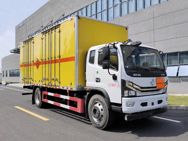 東風(fēng)多利卡D8爆破器材運(yùn)輸車