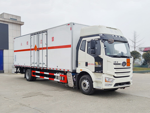 8米6爆破器材運(yùn)輸車(chē)
